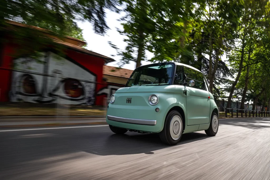 La Fiat Topolino, une des voitures électrique sans permis à louer sur Unloc