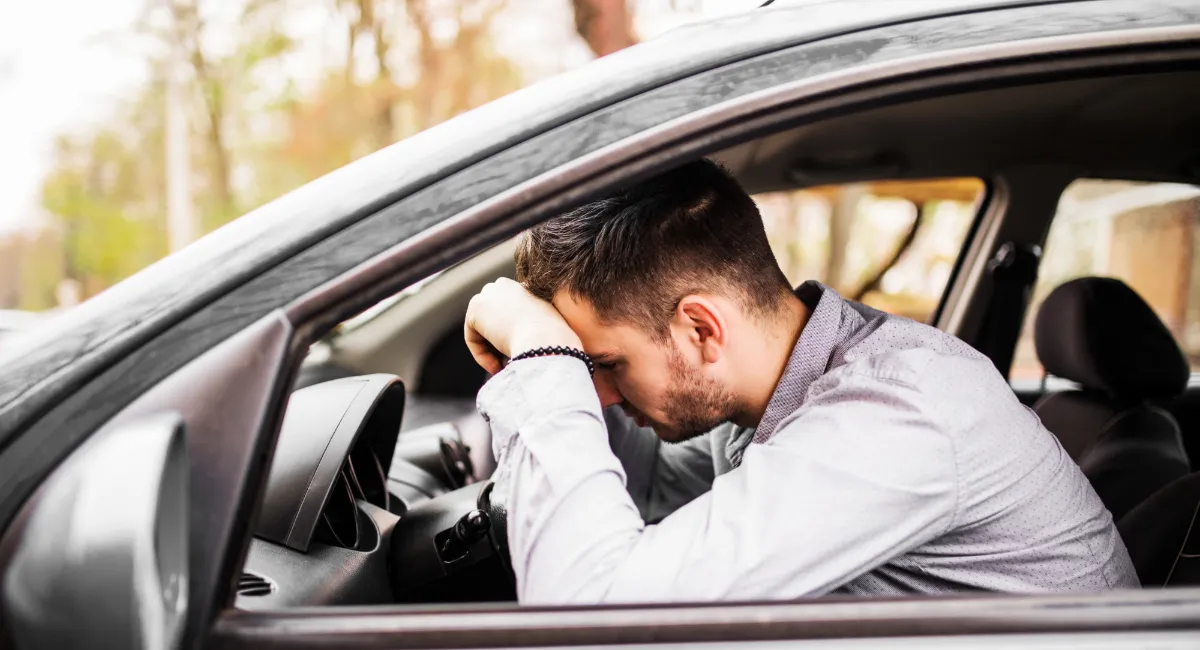 Jeune homme désespéré d'avoir perdu son permis de conduire