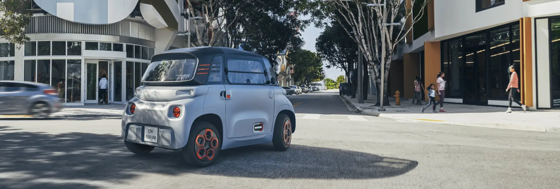 Citroën AMI au milieu d'une rue