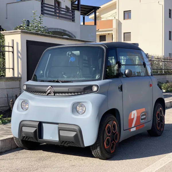 Une Citroën Ami avec de la publicité affichée dessus